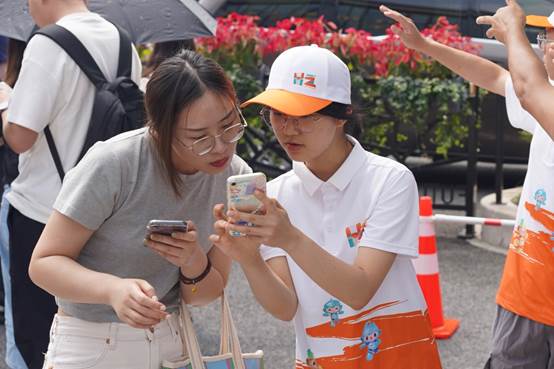 戴帽子的人站在人群中打电话中度可信度描述已自动生成