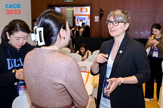 一群人正在聊天描述已自动生成