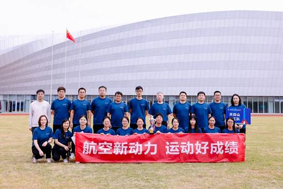 一群人正在玩飞盘中度可信度描述已自动生成